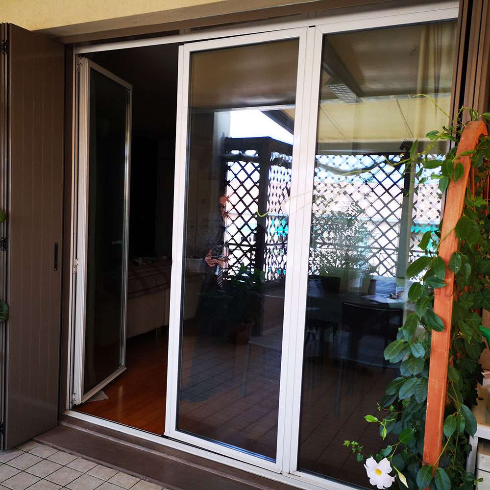 Porta scorrevole con zanzariera a scomparsa