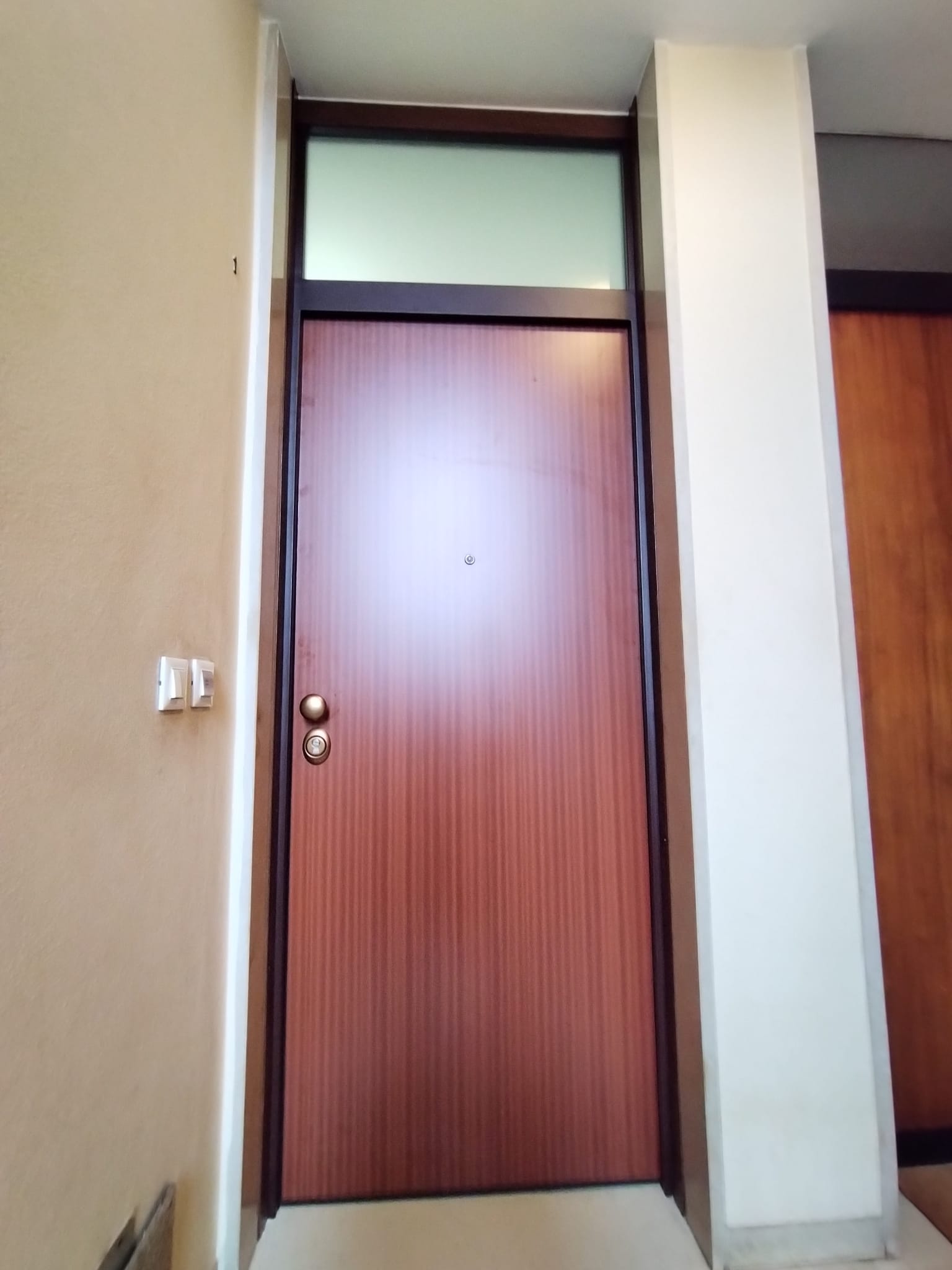 Porta blindata con sopraluce in vetro
